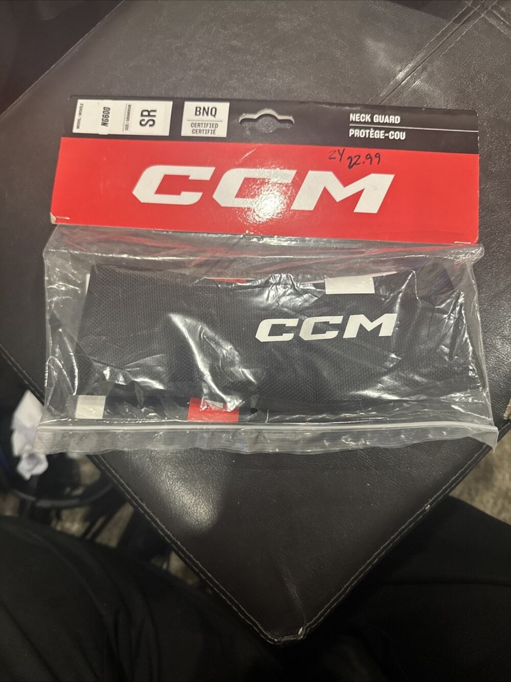 NEW CCM Ice Hockey 600 Cut Resistant Neck Guard (NG600)-Black Size SR (L-XL)